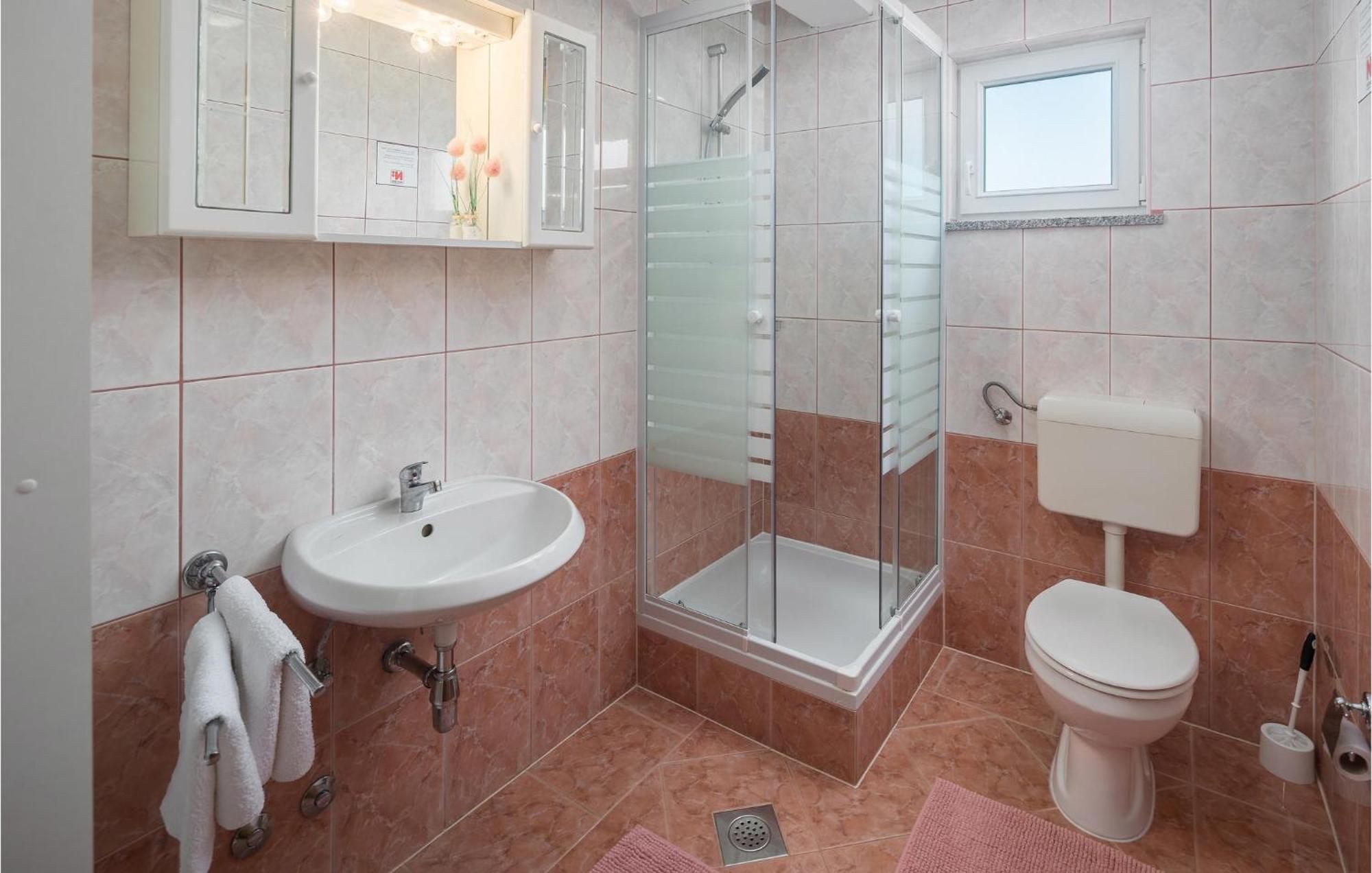 1 Bedroom Beautiful In Apartment *