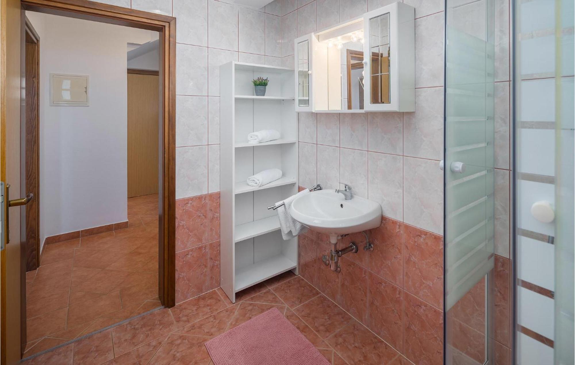 1 Bedroom Beautiful In Apartment Porec